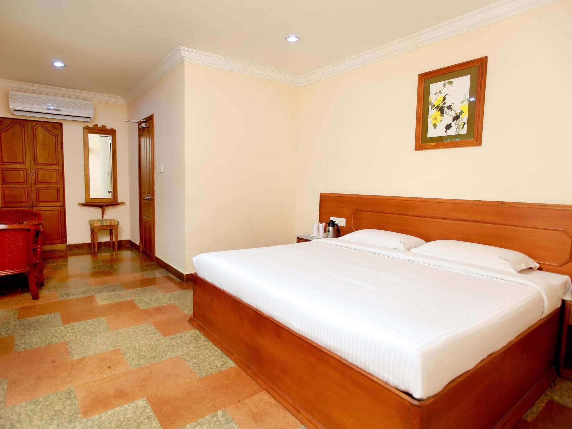 Grand Seasons Hotel Kochi Exterior photo